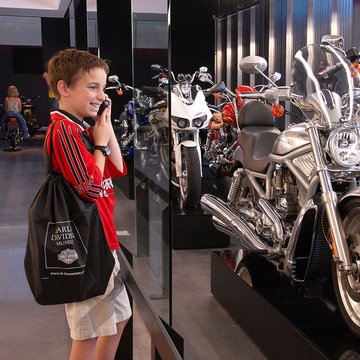 Мальчик, разглядывающий мотоциклы