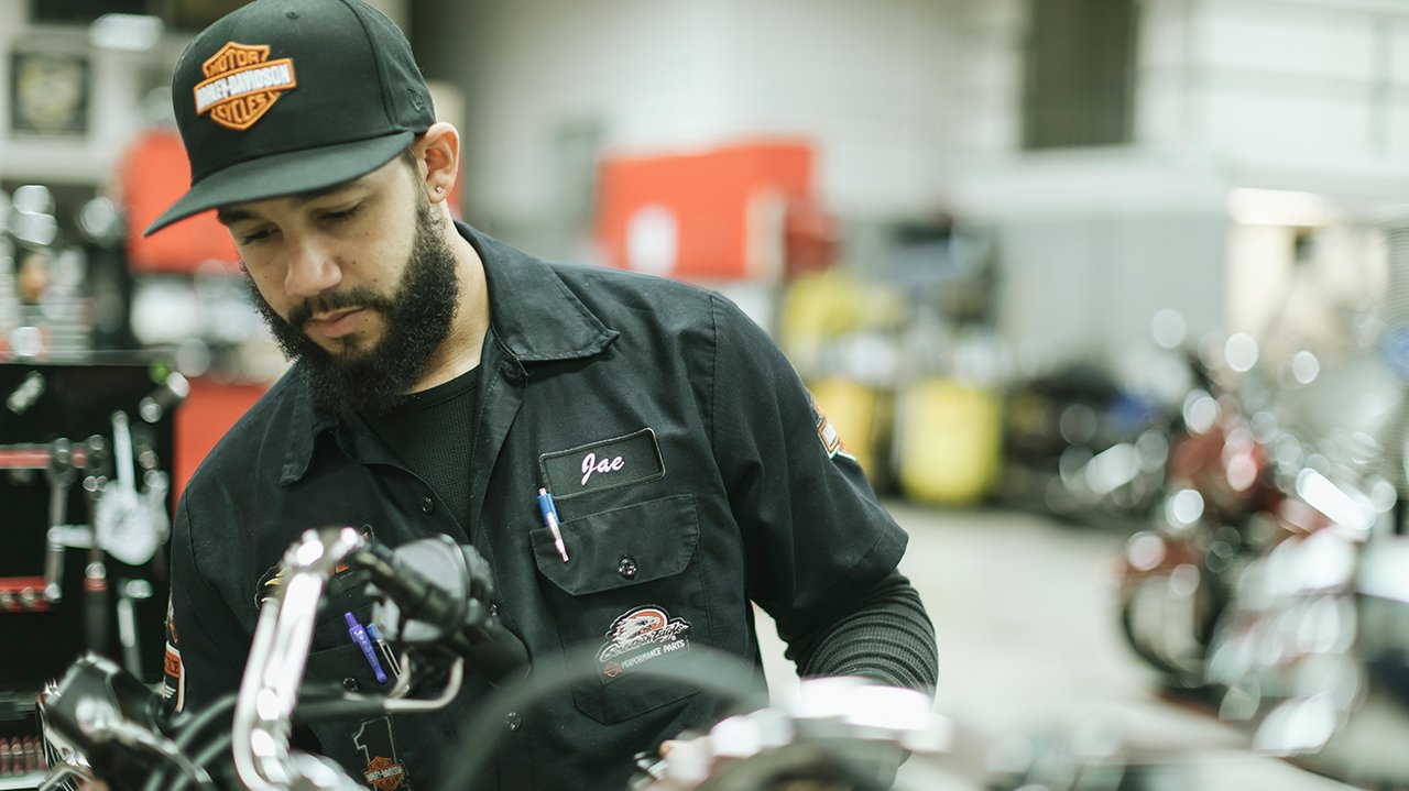 mecánico harley-davidson trabajando en una motocicleta