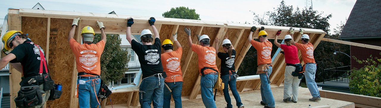 volontari della harley-davidson foundation mentre costruiscono una casa