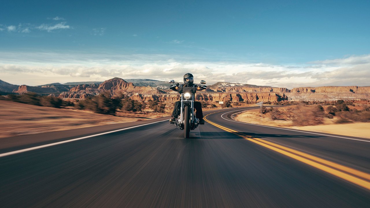 Cruiser-motorsykkel underveis på landeveien