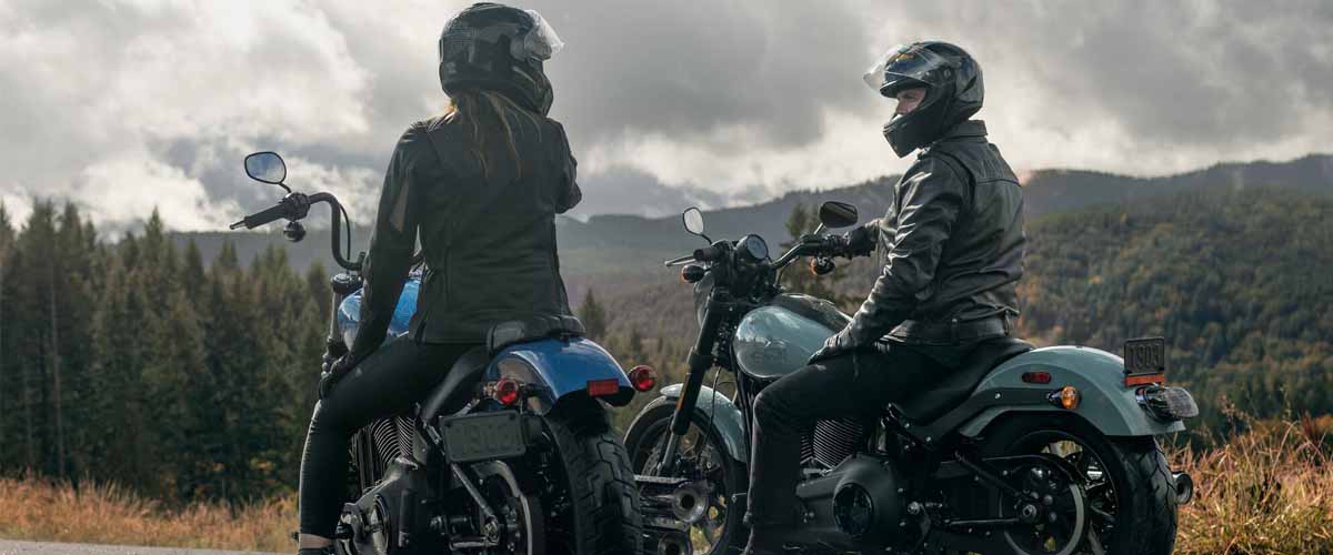 homme et femme sur des motos