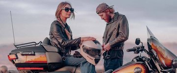 homme et femme sur des motos
