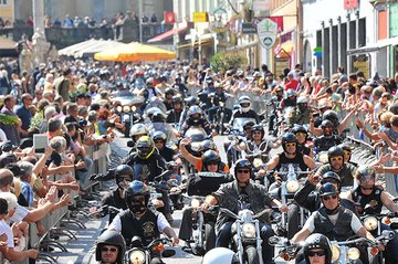 menneskeflok til motorcykelparade