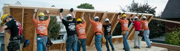 bénévoles de Fondation Harley-Davidson construisant une maison