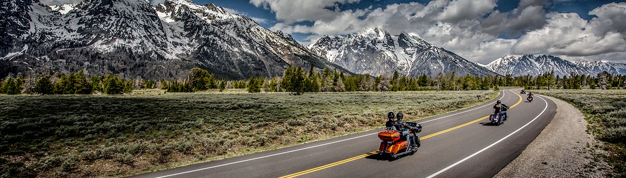 motocykly na silnici v horách