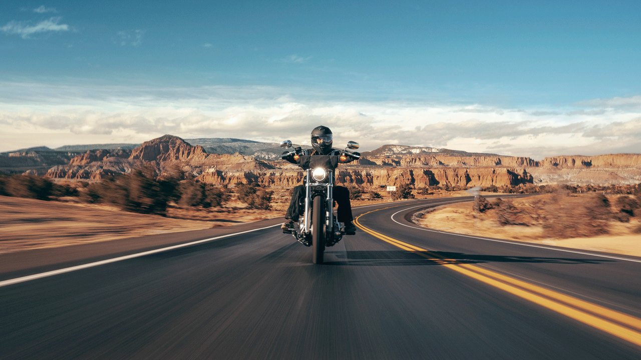 درّاجة ناريّة تنطلق على طريق صحراويّ سريع