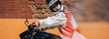 Mulher pilotando uma motocicleta LiveWire ONE
