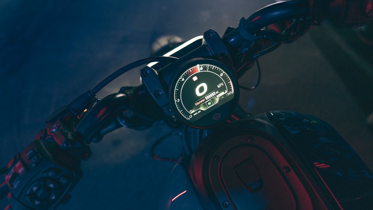 Plan serré du système d’infodivertissement de la motocyclette Sportster S