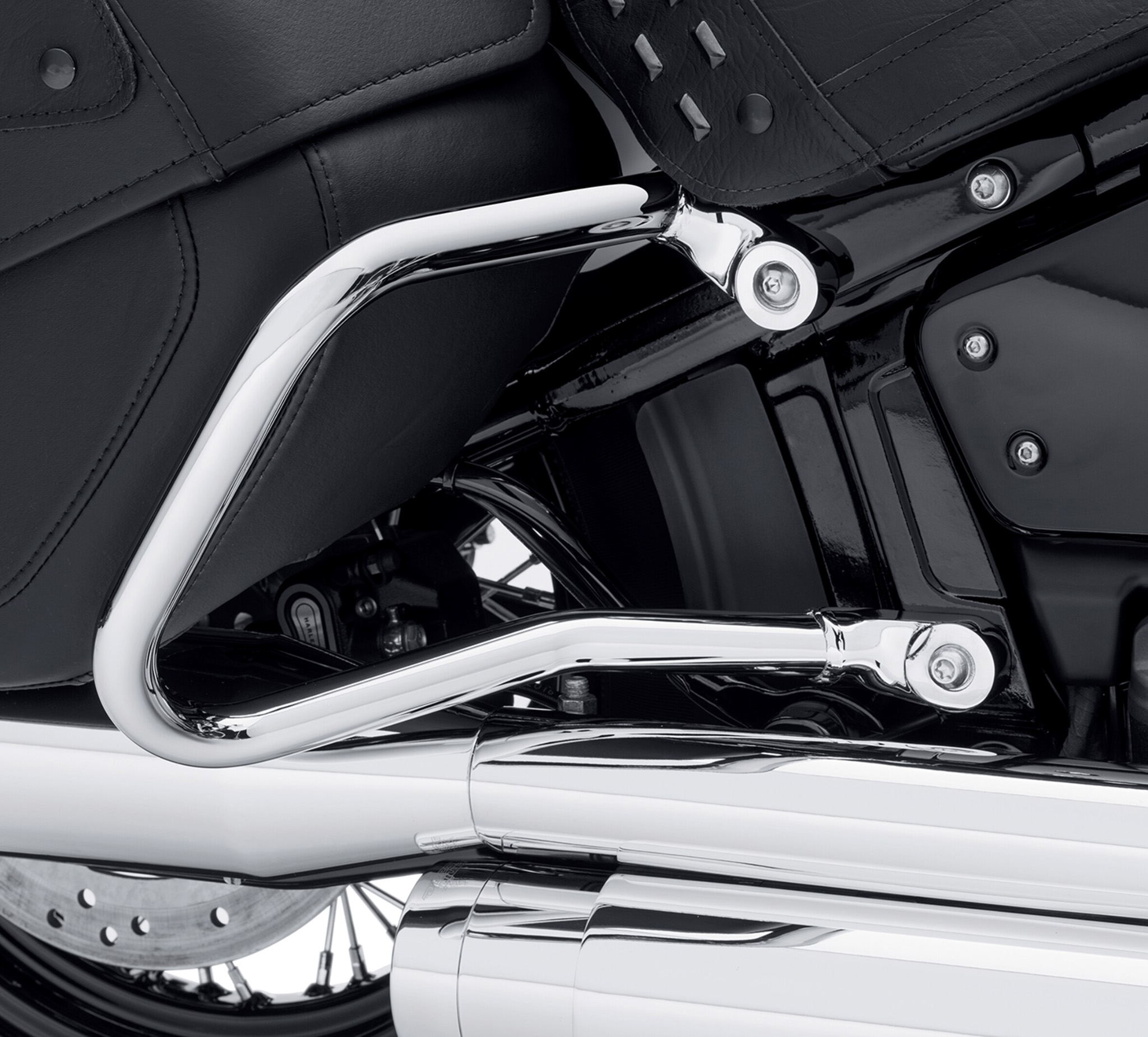 Harley softail deluxe discount saddlebags