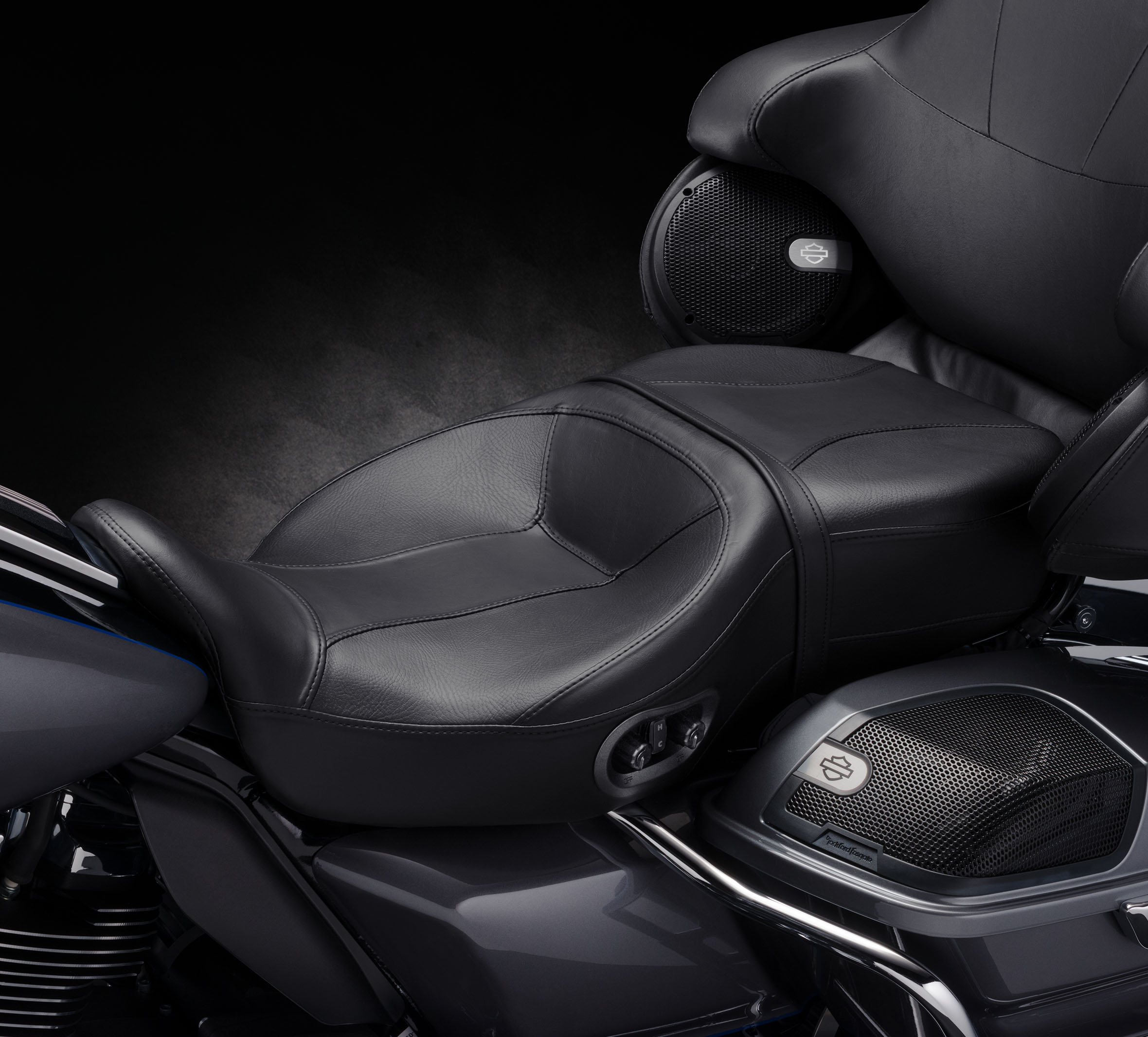 Air conditioned outlet motorcycle seat